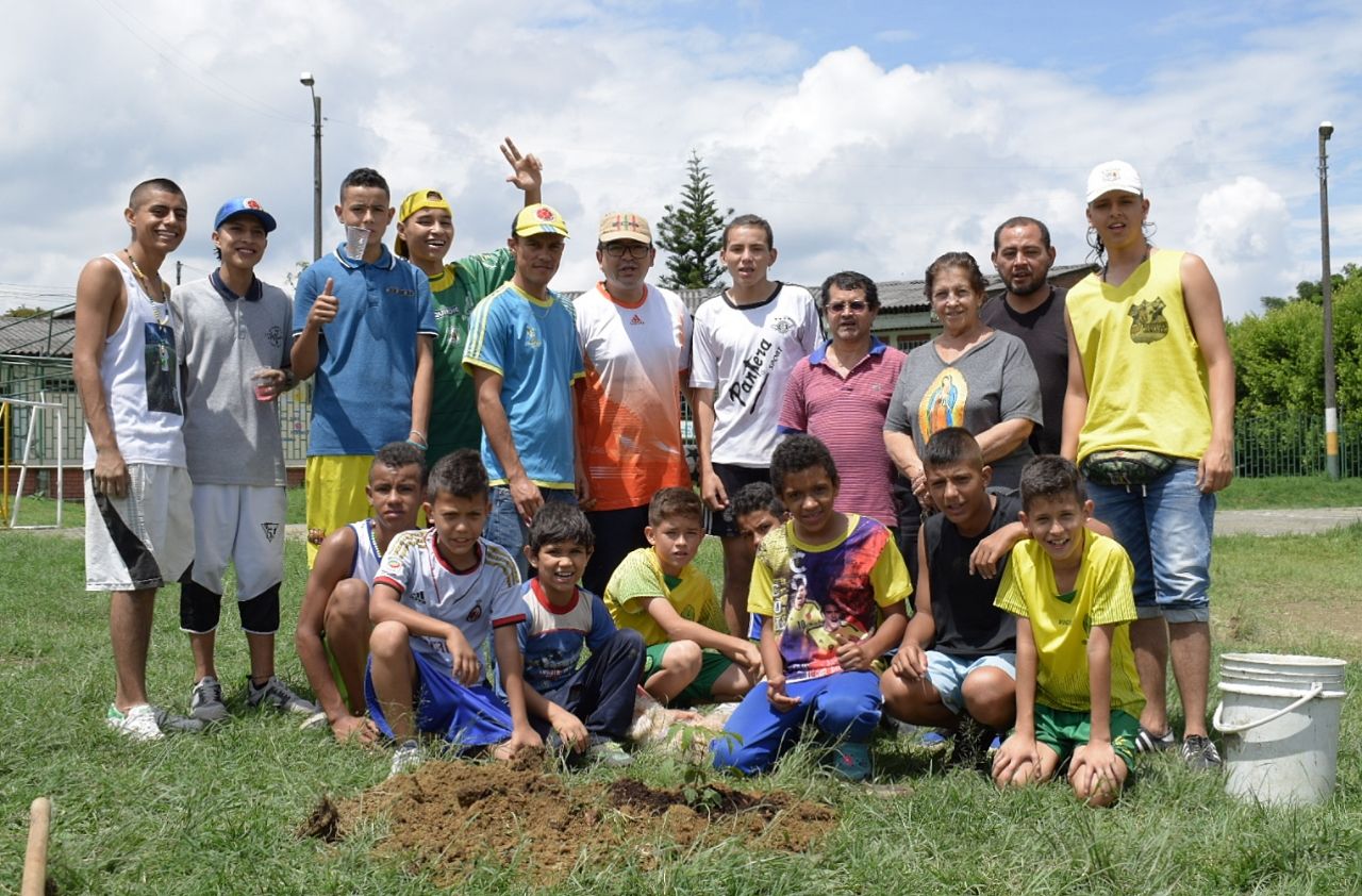 Con jóvenes barristas de Artillería Verde Sur el gobierno quindiano realizó jornada de embellecimiento en la cancha de La Castilla