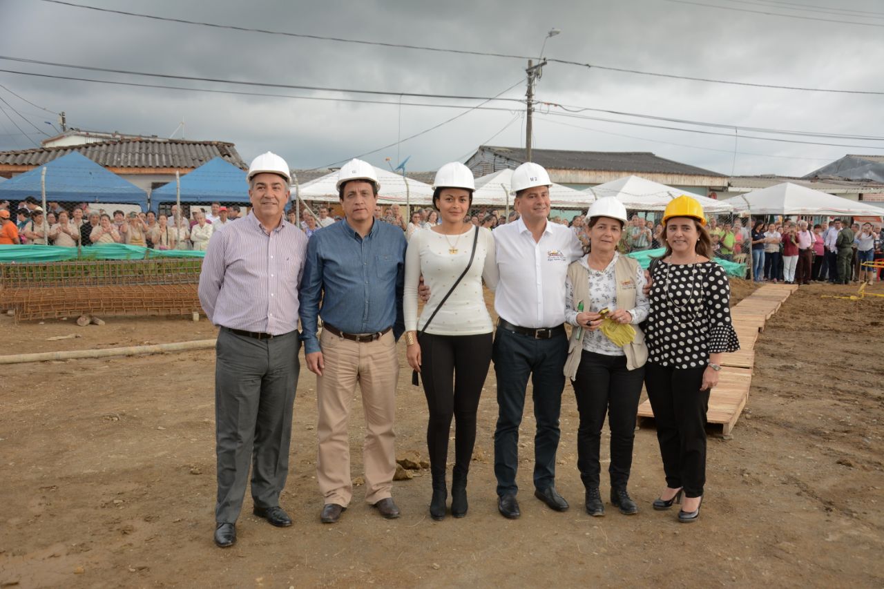 El nuevo hospital San Vicente de Paul de Circasia es una realidad autoridades departamentales y municipales pusieron la primera piedra de su construcción