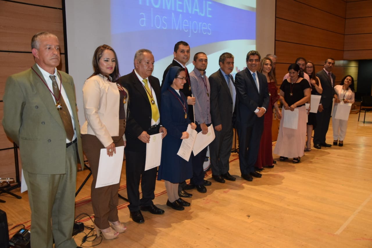 Gobernador del Quindío otorgó condecoración de Máxima Docencia a maestros y directivos docentes del departamento