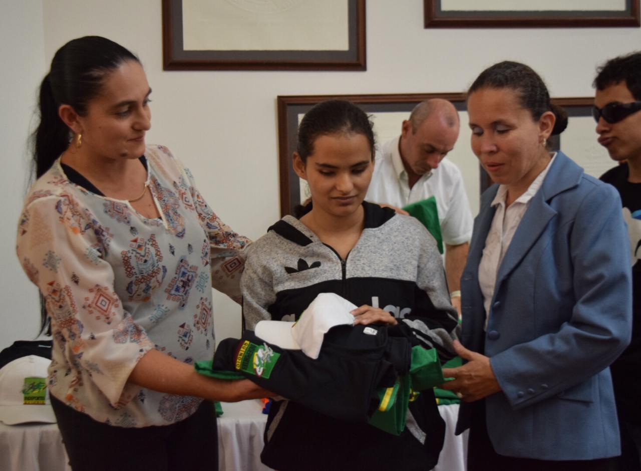 Alegría y agradecimiento durante entrega de implementación por parte de Indeportes y la gobernación del Quindío a deportistas con limitaciones