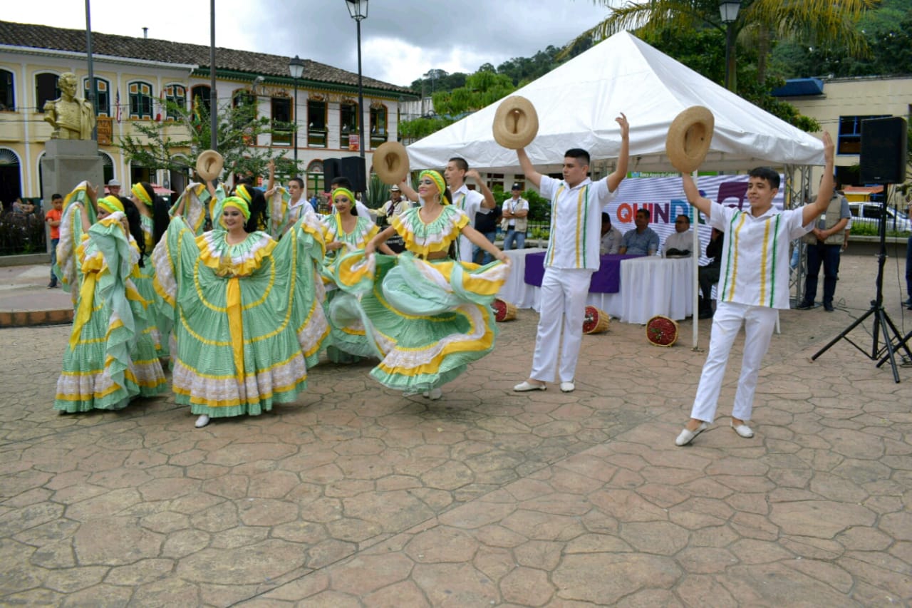 Habitantes del municipio de Pijao disfrutan de una plaza principal moderna gracias a la intervención de la administración departamental