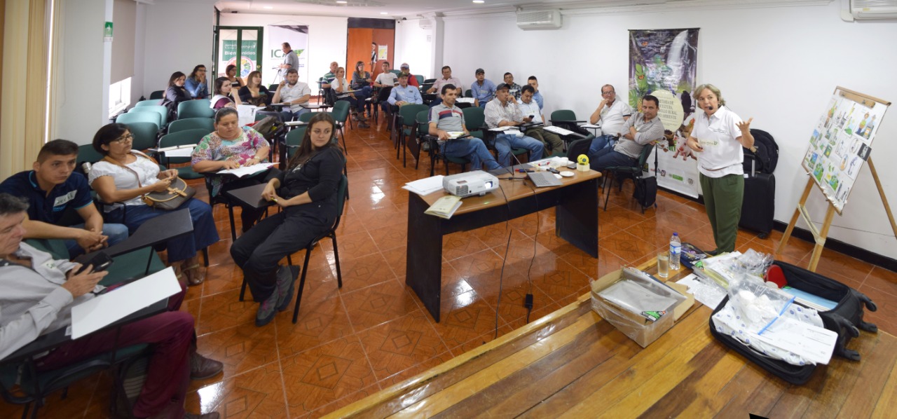 Agricultores y apicultores aliados por el campo quindiano