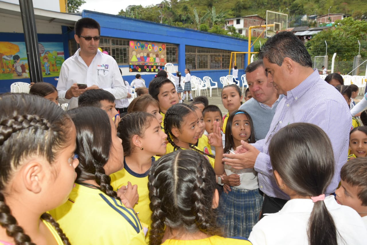 Con música y baile comunidad educativa de Pijao agradeció a la gobernación los trabajos de adecuación de su sede